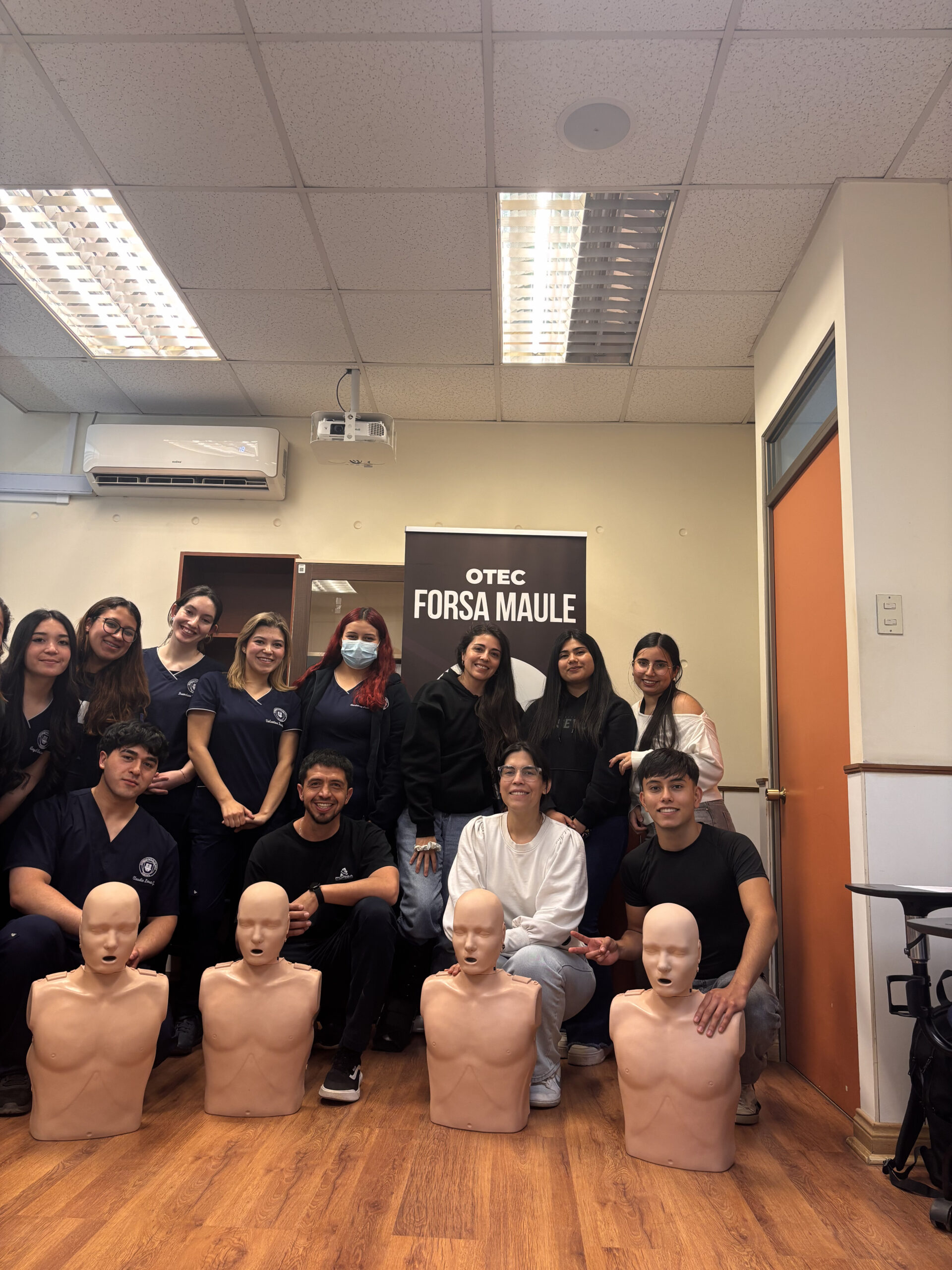 Estudiantes de CardioMaule practicando RCP durante la capacitación de FORSA