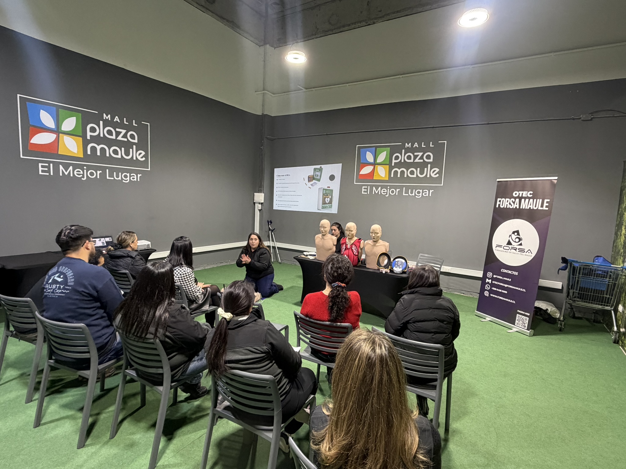 Práctica de primeros auxilios con el equipo de Mall Plaza Maule