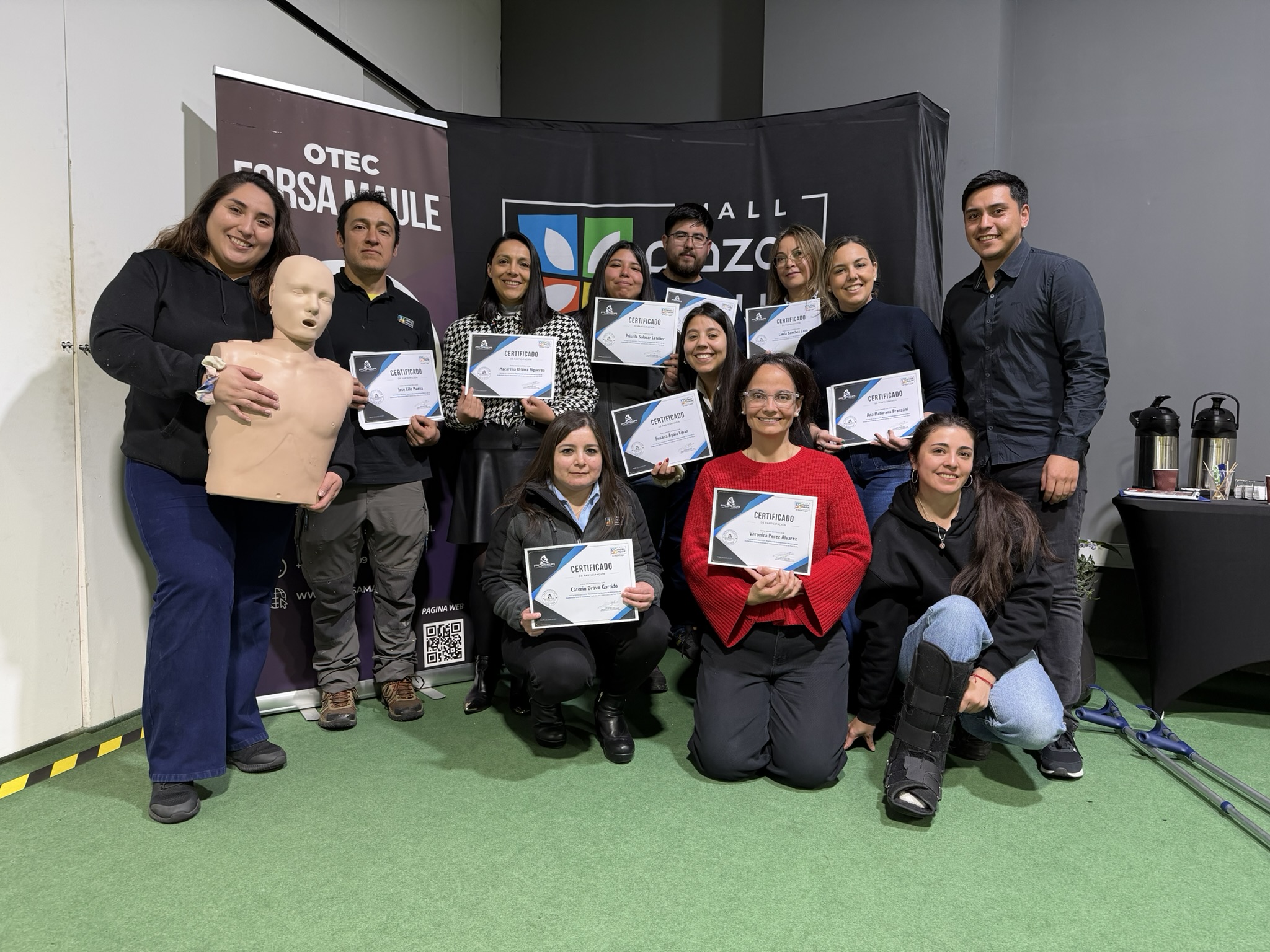 Funcionarios de Mall Plaza Maule junto al equipo de FORSA tras la capacitación